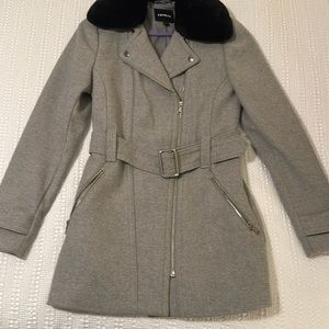 Express belted gray coat w/ removable black fur collar, zippered pockets- NWOT